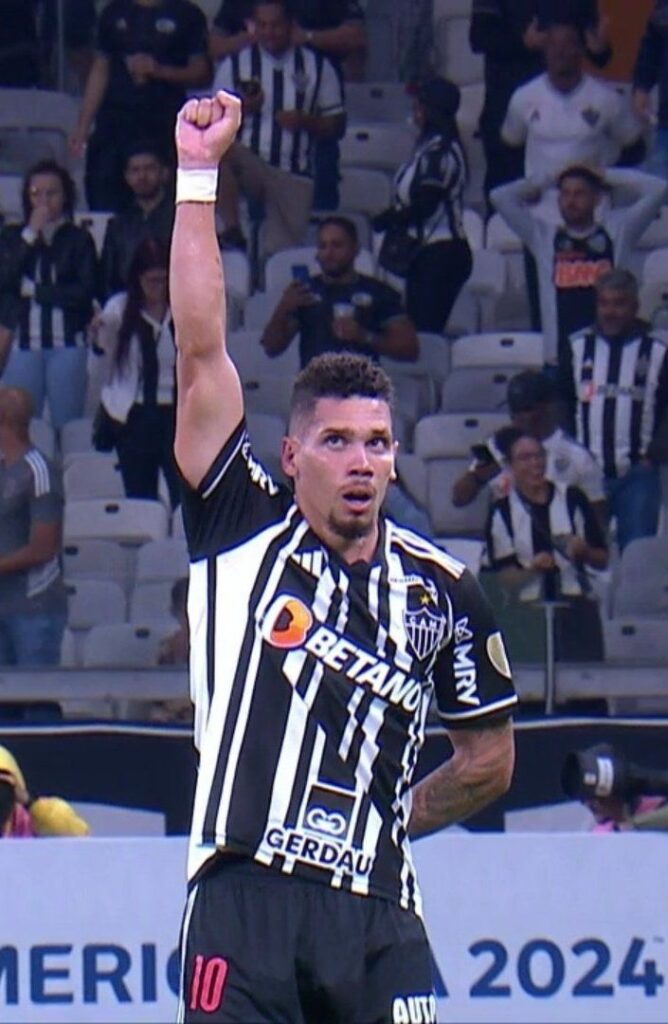 Paulinho comemora gol pelo Atlético-MG