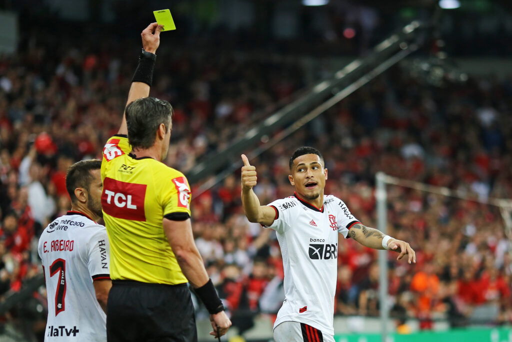João Gomes recebendo cartão amarelo em jogo entre Flamengo e Athletico-PR