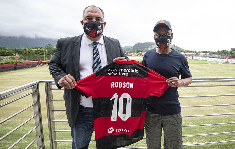 Robson em visita ao CT Ninho do Urubu; Flamengo nega interesse na contratação de Fernando, que deixou o rubro-negro preso na Rússia por 2 anos