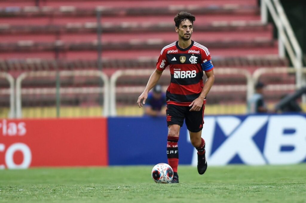 Rodrigo Caio em campo pelo Flamengo; jogador completou um mês sem jogar