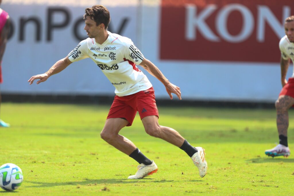 Rodrigo Caio em treino do Flamengo; David Luiz também treinou e os dois retornam contra o Athletico-PR