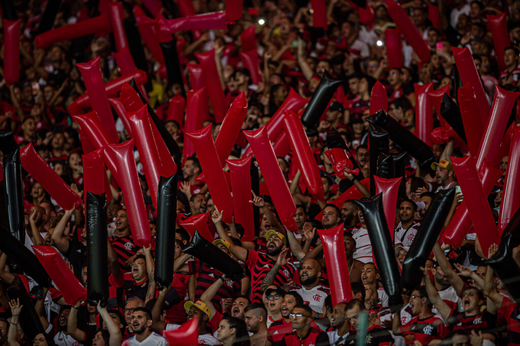 Torcedores do Flamengo no Maracanã; recorde de público contra o Corinthians gerou maior lucro do Fla no Brasileirão 2023