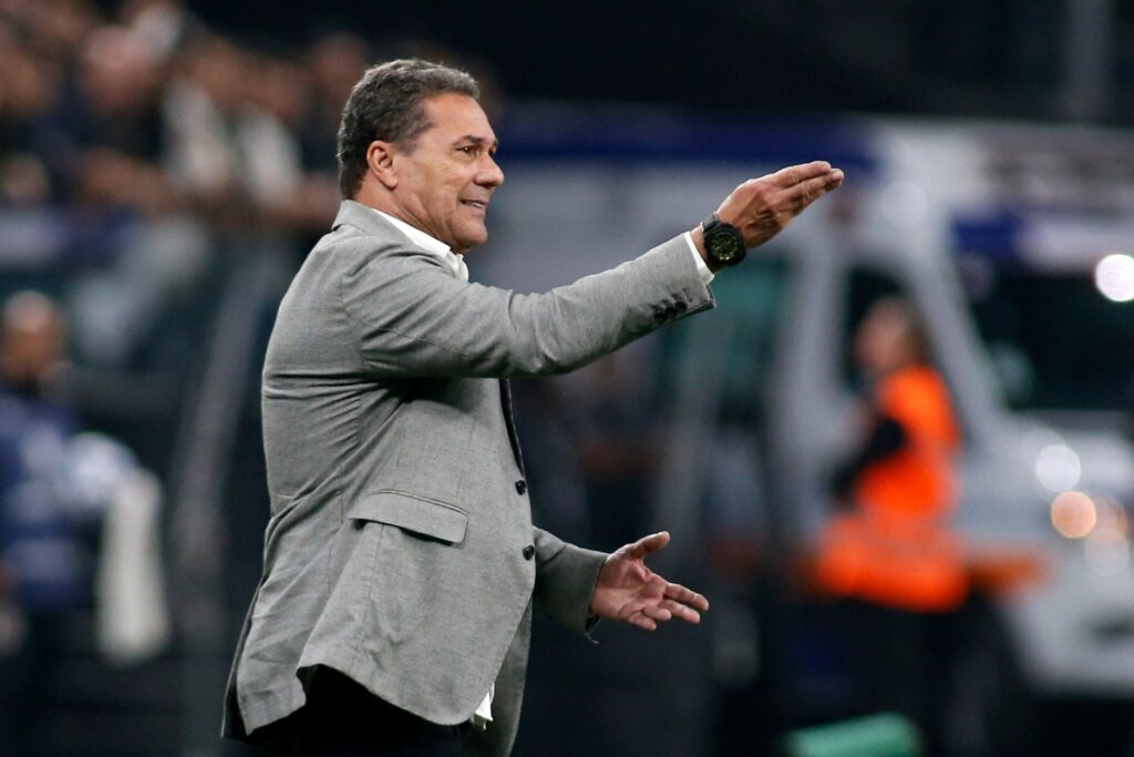 Vanderlei Luxemburgo divulga lista de relacionados pelo Corinthians para enfrentar o Flamengo pelo Campeonato Brasileiro