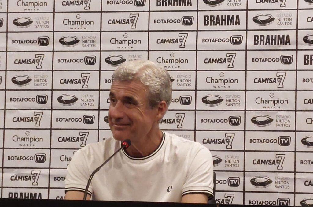 Luís Castro fala sobre surpresa de Jorge Sampaoli em Flamengo x Botafogo