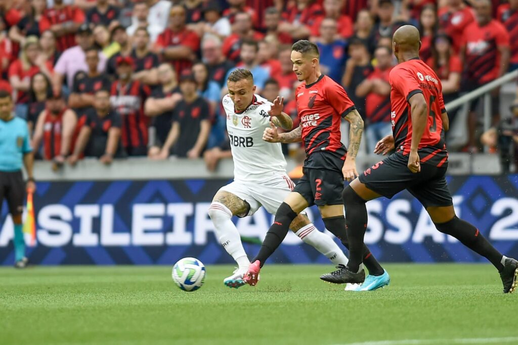 Everton Cebolinha aparece em melhores momentos de Flamengo e Athletico Paranaense