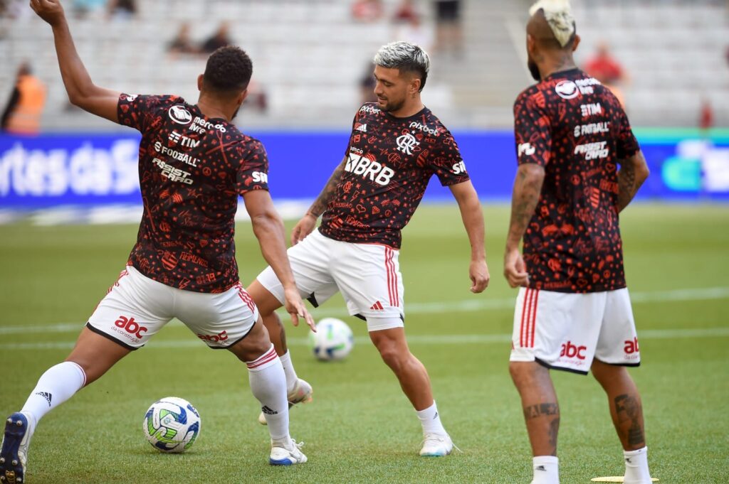 Arrascaera treina com companheiros antes de Flamengo x Athletico