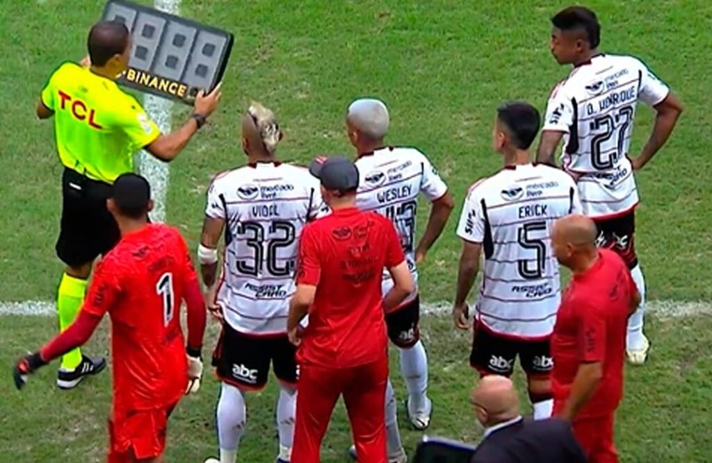 Jorge Sampaoli faz 5 alterações no Flamengo ainda no intervalo