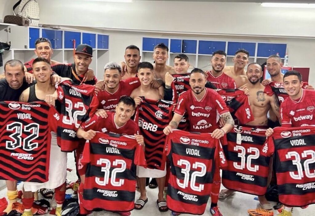 Elenco do Ñublense se alegra ao receber camisas do Flamengo de Arturo Vidal