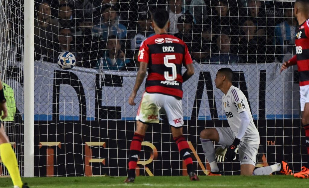 Culpa do Santos? Flamengo apresenta números defensivos contraditórios