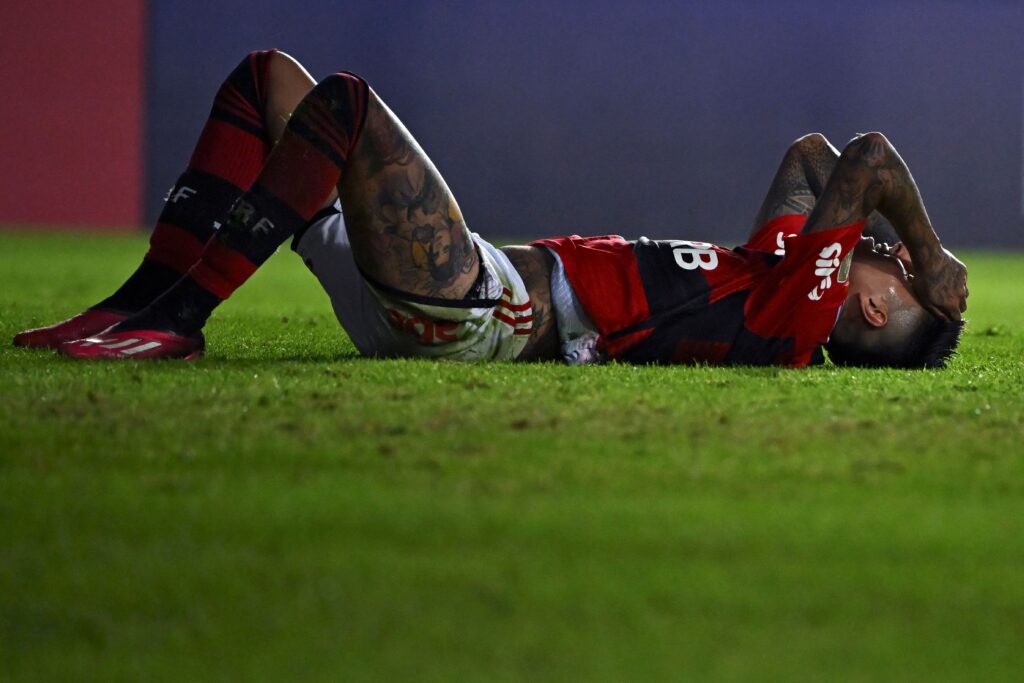 Erick Pulgar lamenta gol perdido na Libertadores, em Racing x Flamengo
