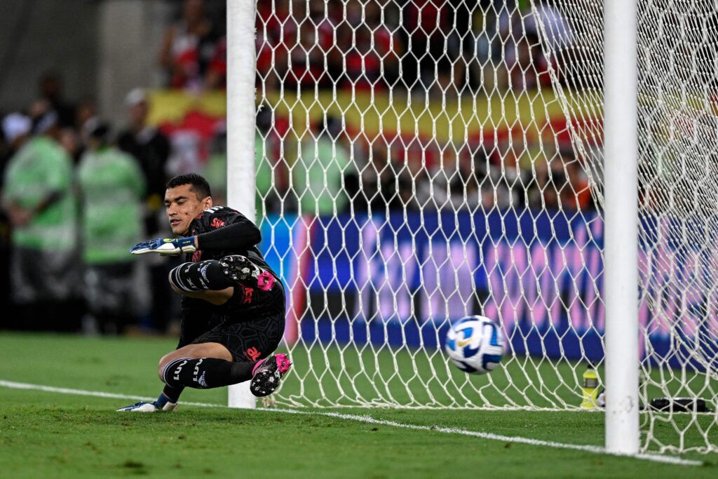 Goleiro Santos sofre gol de pênalti