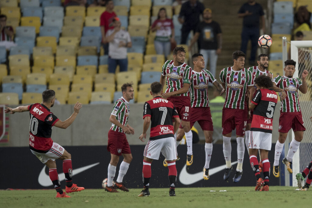 Gol de falta de Diego abril placar no Flamengo x Fluminense da Copa Sul-Americana