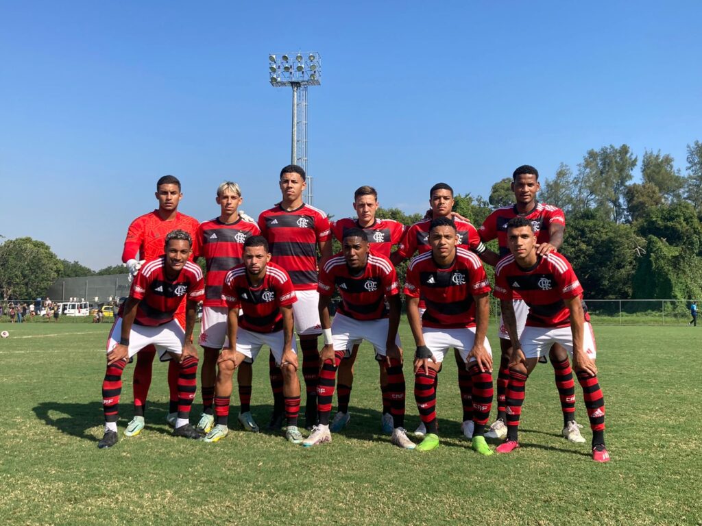Time do Flamengo após vitória no Carioca Sub-20; CBF divulgou datas das quartas de final do Brasileirão contra o Athletico