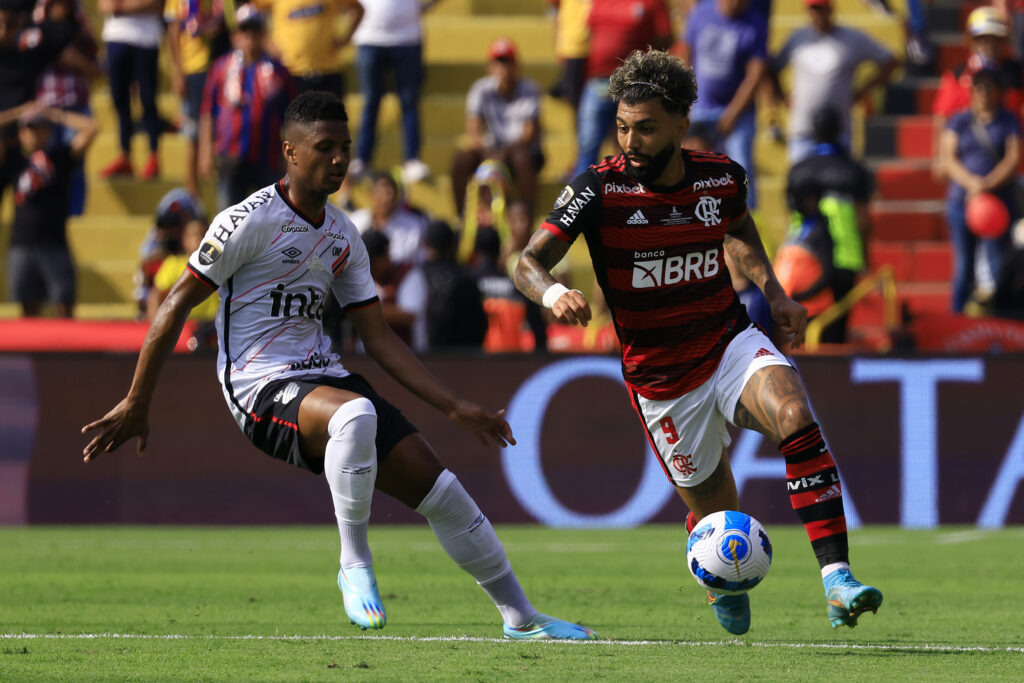 Com o gol de hoje, Gabigol se desgruda de Bruno Henrique e passa a ser o maior goleador do confronto contra o rubro-negro paranaense