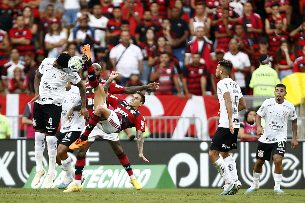 Pedro tenta bicicleta; veja melhores momentos de Flamengo x Corinthians