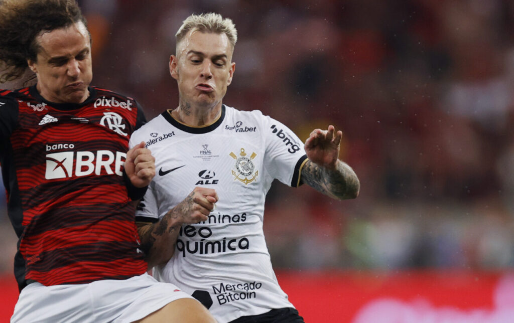 David Luiz e Roger Guedes em Flamengo x Corinthians