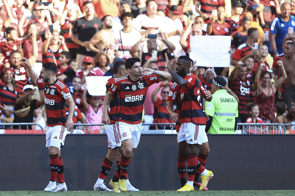 Ayrton Lucas comemora gol pelo Flamengo