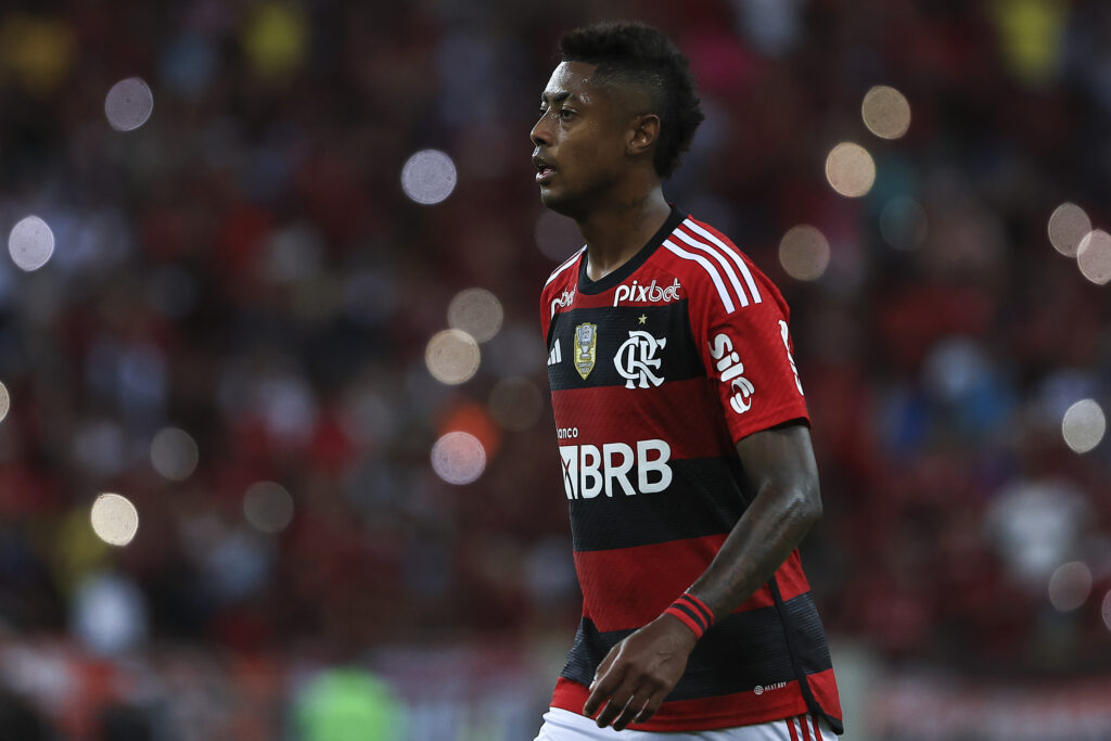Bruno Henrique em campo pelo Flamengo, jogador deve desfalcar o time contra o Corinthians