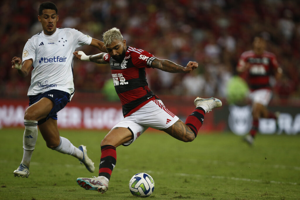 Nesta terça-feira, o Presidente da Comissão de Arbitragem da CBF, Wilson Seneme, analisou em vídeo lances polêmicos de Flamengo x Cruzeiro