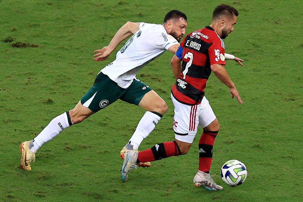 Everton Ribeiro em jogo entre Flamengo e Goiás
