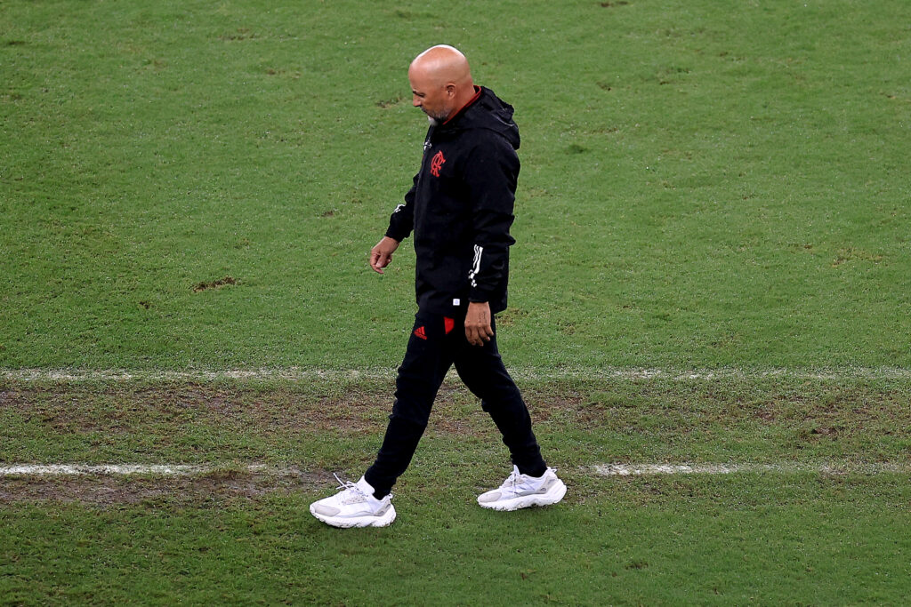 Em entrevista coletiva após Flamengo x Bahia, o treinador Jorge Sampaoli justificou as 5 alterações escancarando um sério problema