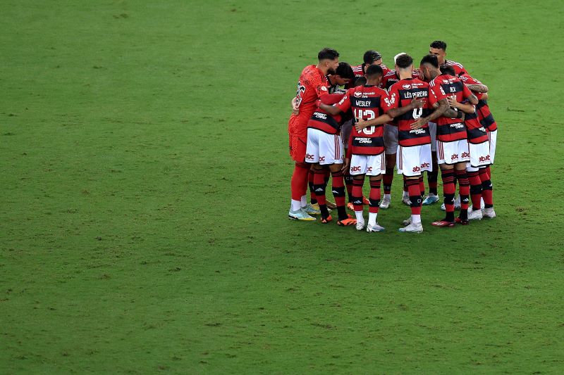 Jogadores do Flamengo se reúnem no gramado do Maracanã após vitória sobre o Goiás