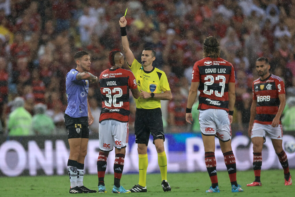 Nesta segunda (29), Mauro Cezar Pereira revelou sobre o futuro de David Luiz e Vidal no Flamengo para a temporada