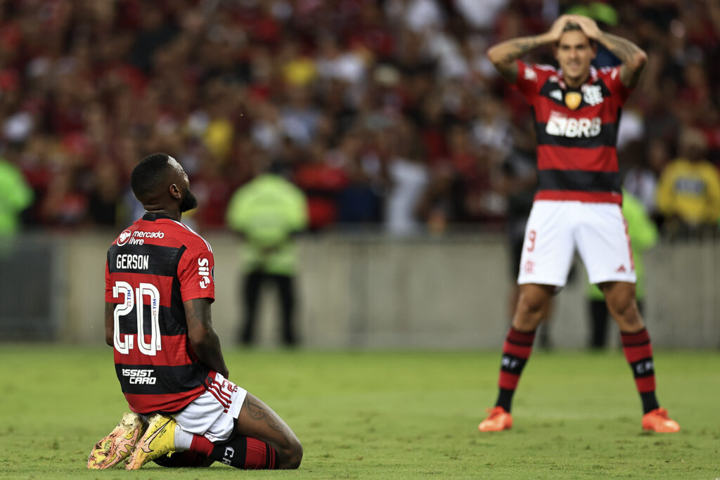 Gerson lamenta oportunidade de gol perdida pelo Flamengo; jogador faz parte dos desfalques para enfrentar o Bahia