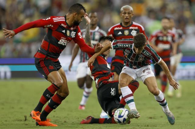 Flamengo joga com raça, Daronco marca faltas inexistentes e antis piram