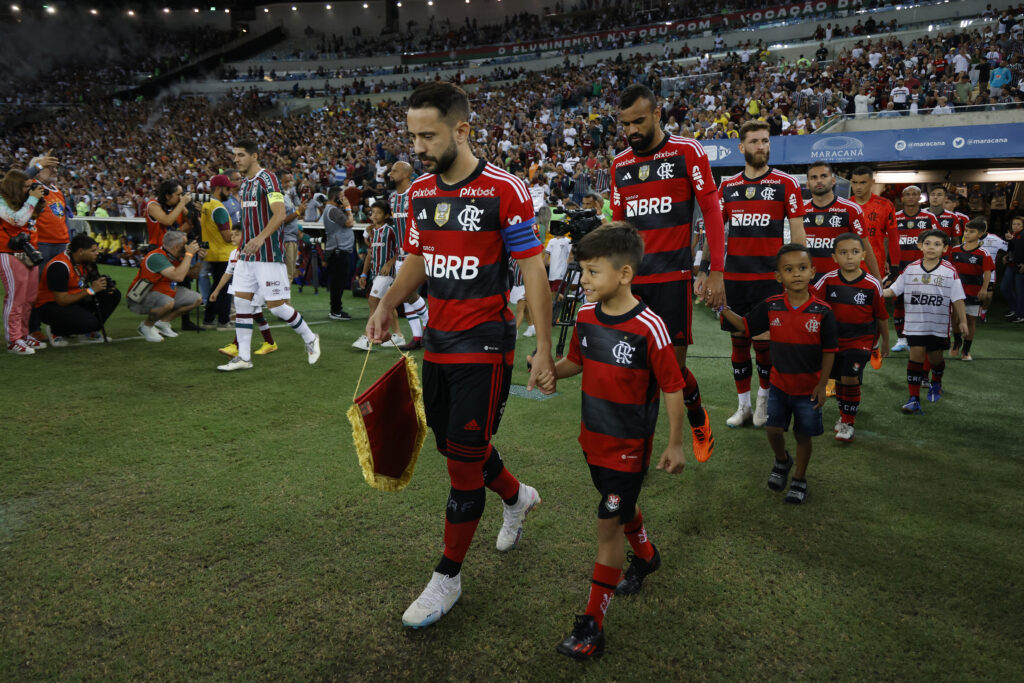 Everton Ribeiro entrando em campo pelo Flamengo