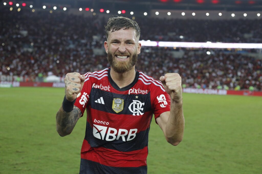 Léo Pereira comemora vitória do Flamengo; atleta participou de quadro da Fla TV