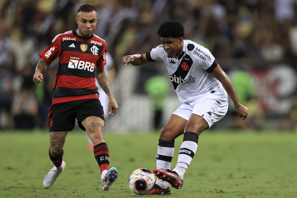 Flamengo e Vasco se enfrentando no Maracanã