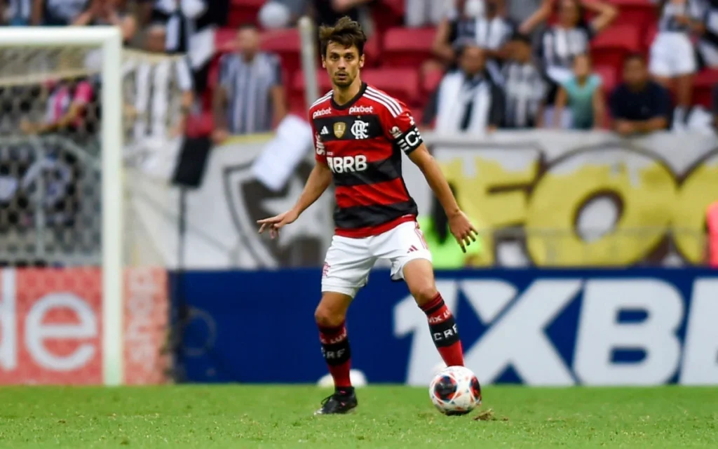 Rodrigo Caio em ação pelo Flamengo; atleta está em lista de reforços do Internacional