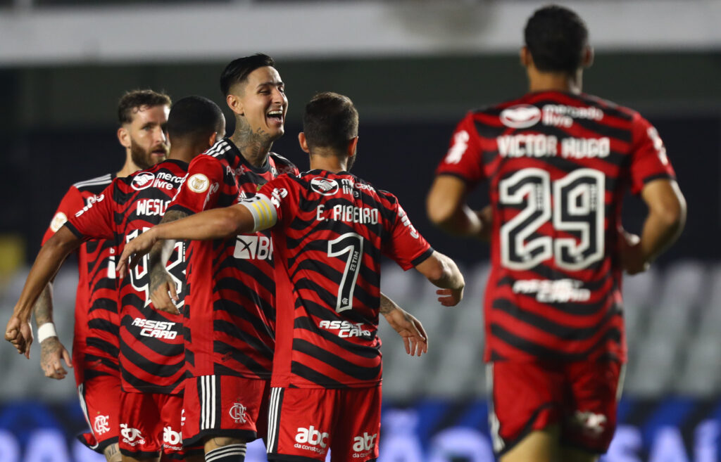 Jogadores do Flamengo comemoram gol contra o Santos na Vila Belmiro