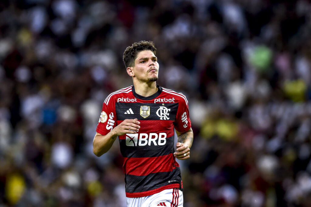 Ayrton Lucas em jogo do Flamengo;