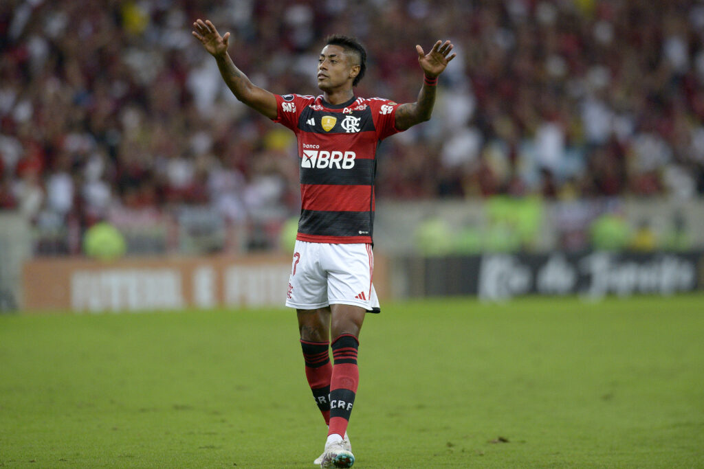 Flamengo recebe notícia esperançosa sobre lesão de Bruno Henrique