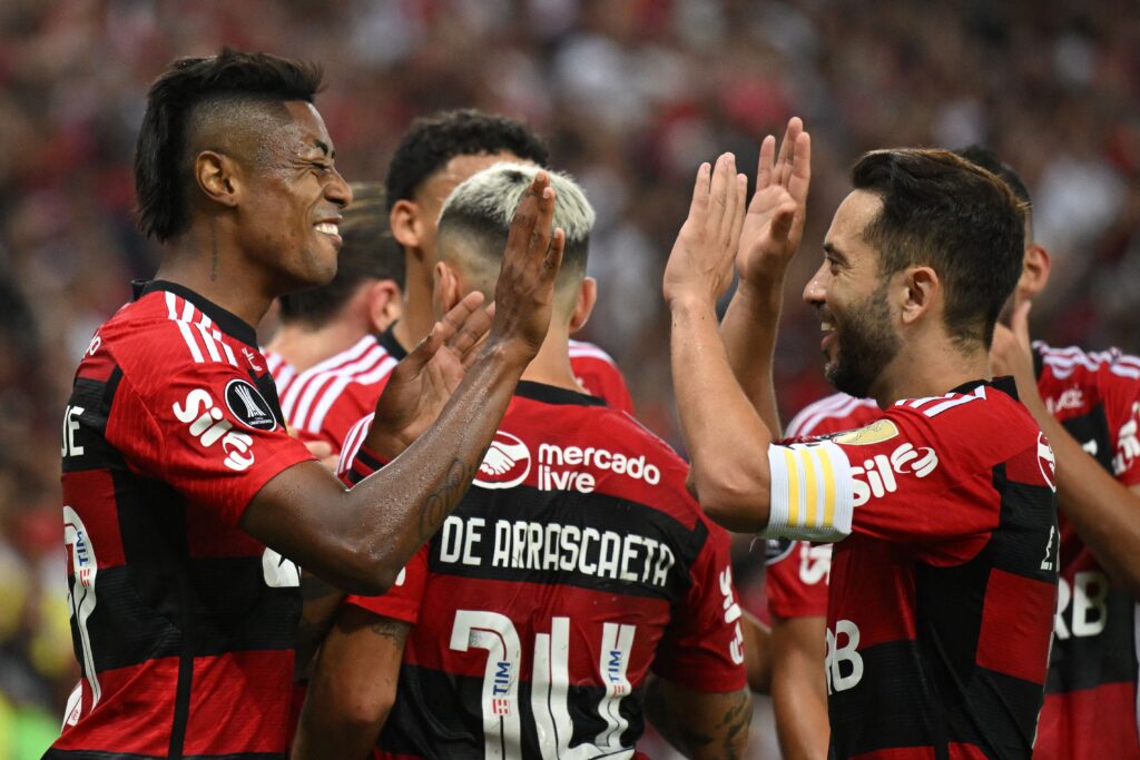 Diretor do São Paulo confirma interesse em Bruno Henrique e Everton Ribeiro