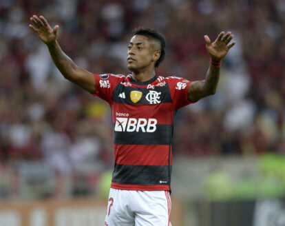 Bruno Henrique marca de cabeça e Flamengo vence Chapecoense na Arena Condá  - TNH1