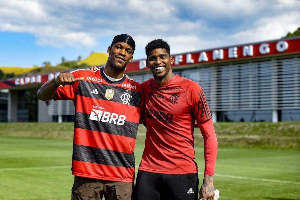 Hugo Souza e Jimmy Butler posam para foto no Ninho do Urubu, em visita do craque americano ao Flamengo