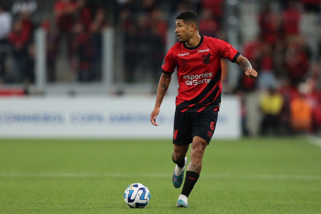 Lateral-esquerdo Fernando em jogo do Athletico; atleta se lesionou e pode ser desfalque contra o Flamengo na Copa do Brasil