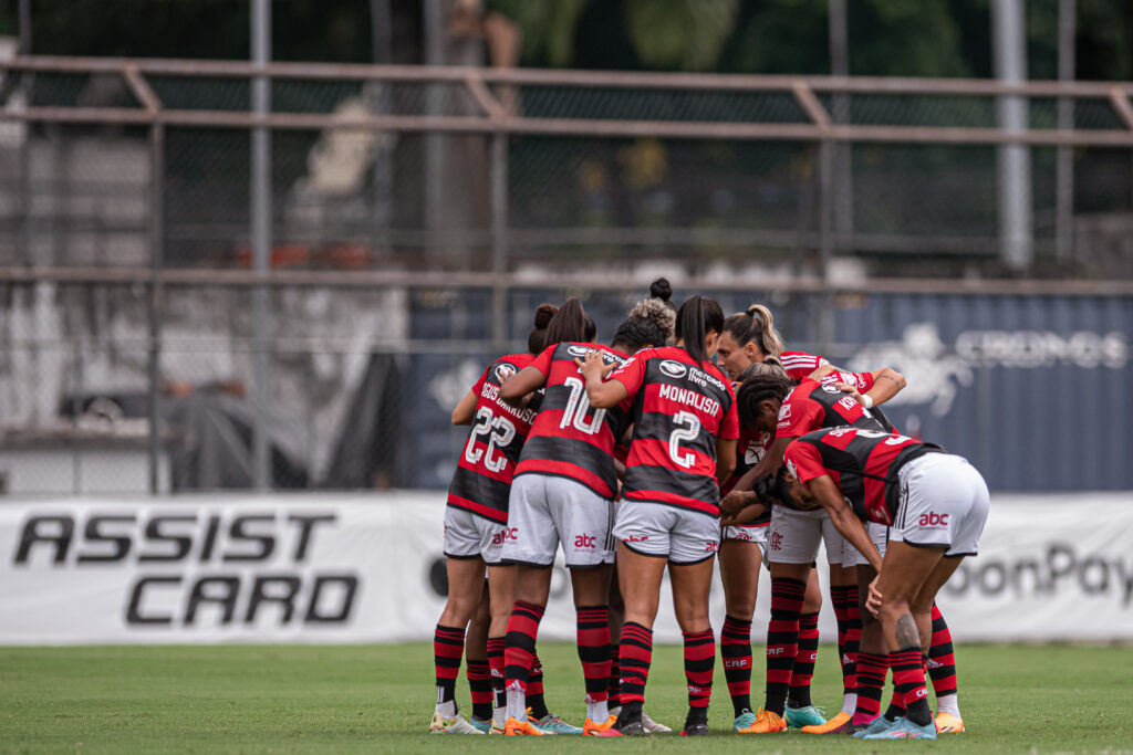 Time do Flamengo Feminino reunido em campo antes de jogo pelo Brasileirão; time perdeu para o Santos nas quartas de final