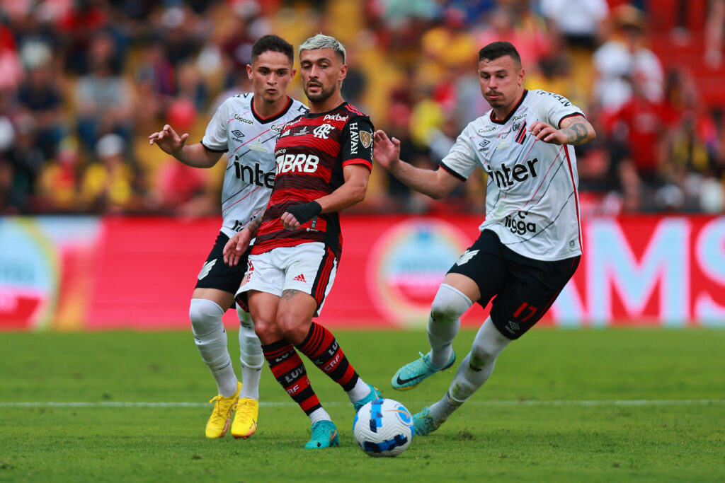 Arrascaeta em campo pelo Flamengo contra o Athletico-PR