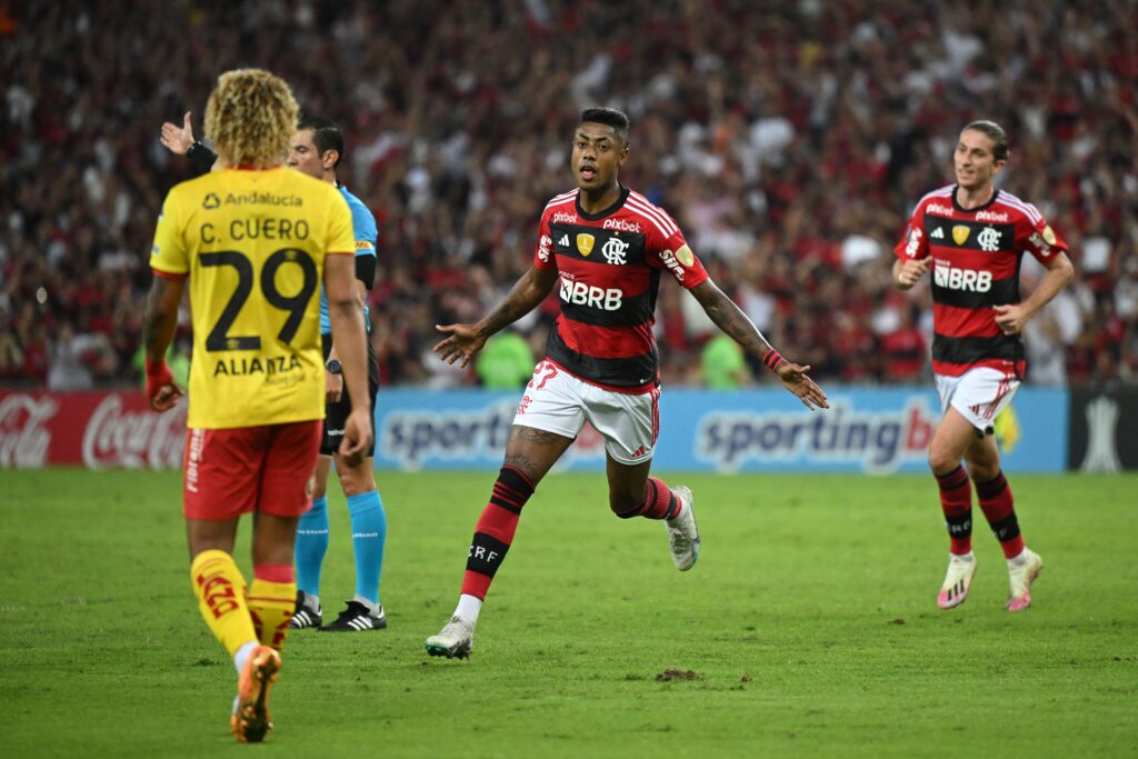 Bruno Henrique comemora gol pelo Flamengo contra o Aucas em jogo pela Libertadores