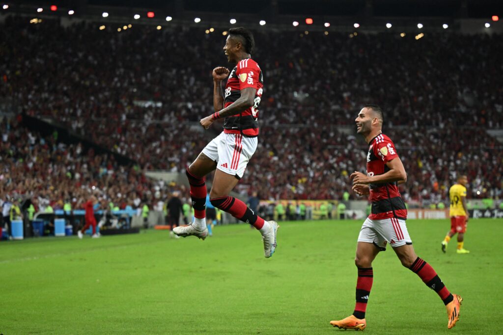 Bruno Henrique comemora gol pelo Flamengo; clube passou o São Paulo em números de gols como mandante no torneio