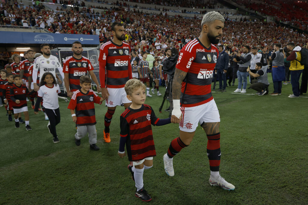 Time do Flamengo entrando em campo; equipe ficou em 4º lugar em lista de melhores clubes do Brasil em 2023