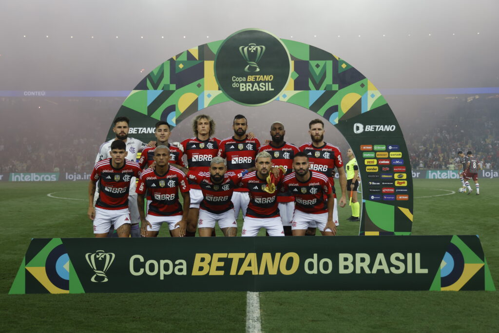 Time do Flamengo perfilado antes de enfrentar o Fluminense na Copa do Brasil