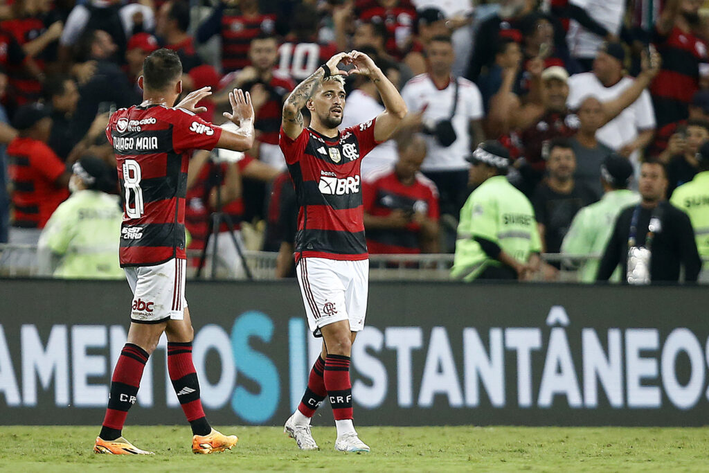Arrascaeta comemora gol em Flamengo x Fluminense