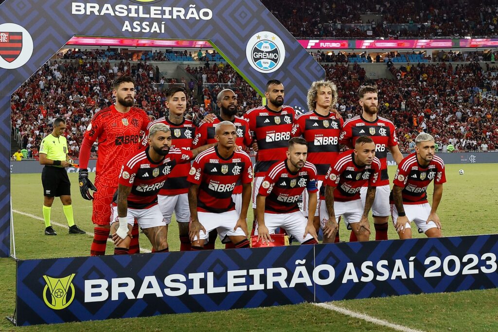 Ex-namorada de titular do Flamengo revela traição: 'Fui corna'