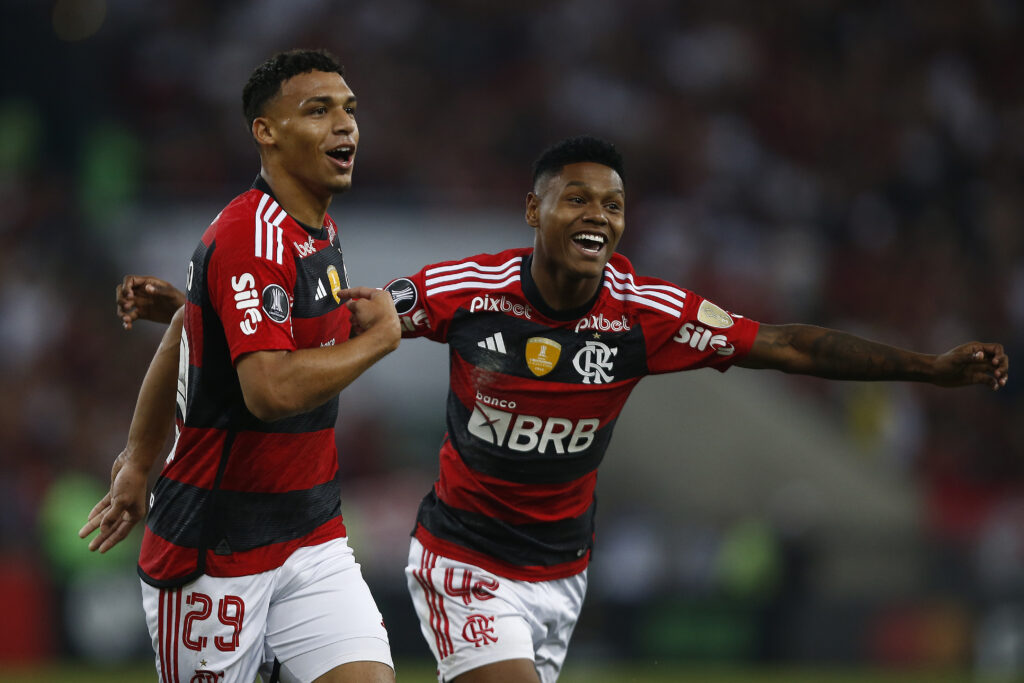 Victor Hugo, cria da base do Flamengo comemora gol