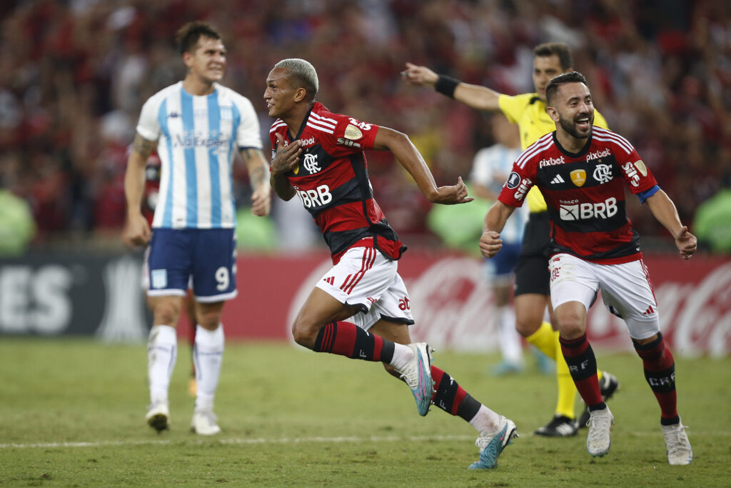 Wesley comemora gol pelo Flamengo